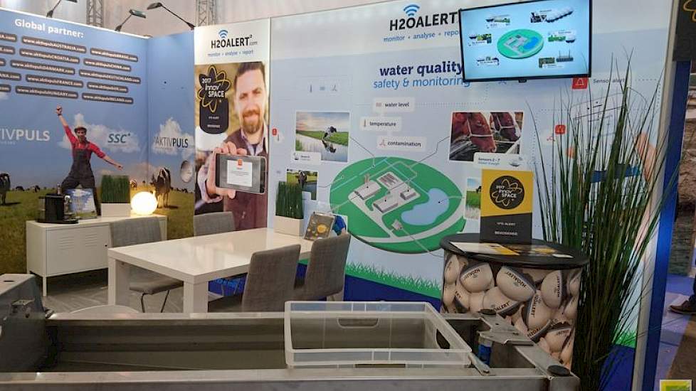 Smartphone-technologie is overal te vinden op de beurs, waarmee de administratie en het veedatamanagement plaatsvindt. Maar de mobiele telefoon kan ook alarmeren, bijvoorbeeld als de watervoorziening niet goed werkt.