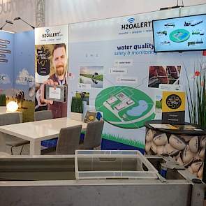 Smartphone-technologie is overal te vinden op de beurs, waarmee de administratie en het veedatamanagement plaatsvindt. Maar de mobiele telefoon kan ook alarmeren, bijvoorbeeld als de watervoorziening niet goed werkt.