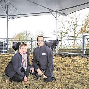 Dory (56) en Theo (58) van der Gun in het roundhouse, dat ze als ‘overdekt buiten’ ervaren. “Deze stal is diervriendelijk en past bij ons. Het roundhouse benadert van alle staltypes de natuurlijke omstandigheden het beste. Koeien kalveren daardoor makkeli