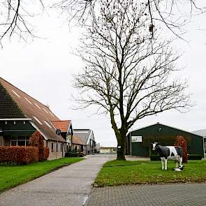 Het erf van Theo en Dory van der Gun nodigt uit tot een bezoek. Het echtpaar boert op een publieke manier, door veel mensen via excursies, workshops en arrangementen kennis te laten maken met het boerenbedrijf en het ambachtelijk kaasmaken.