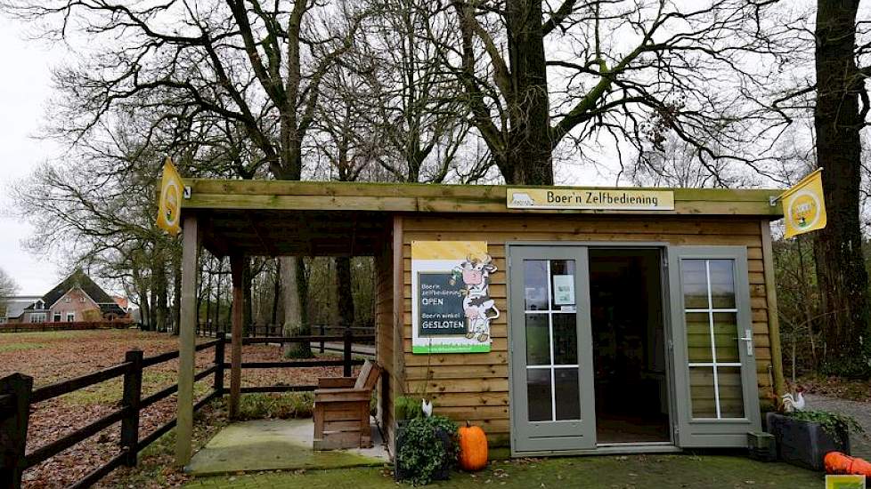 De Boer’nZelfbediening ligt voor aan de oprit naar de boerderij, die ook een winkel heeft. “De zelfbediening is open van negen tot negen. Mensen wippen makkelijk even aan, halen bijvoorbeeld een cadeaumandje als ze op visite gaan”, zegt Dory van der Gun.