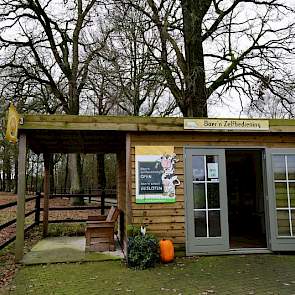 De Boer’nZelfbediening ligt voor aan de oprit naar de boerderij, die ook een winkel heeft. “De zelfbediening is open van negen tot negen. Mensen wippen makkelijk even aan, halen bijvoorbeeld een cadeaumandje als ze op visite gaan”, zegt Dory van der Gun.