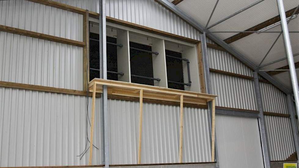 De eerste luchtwasser op een melkveebedrijf in Nederland werd in 2012 geïnstalleerd in de nieuwe stal van de de maatschap Gunnink in Kampen.