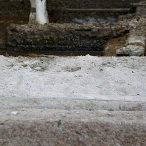 In de boxen ligt 'kalkas'. Dit witte poeder, dat bestaat uit kalk en kolen, is een restproduct uit de kolencentrale.