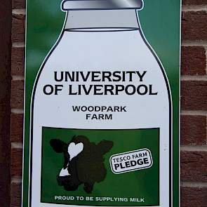 Supermarkten dicteren de hele melkmarkt. Een aantal veehouders heeft dan ook, vanuit de periode dat het melkaanbod beperkt was, een rechtstreeks contract met de supermarkt. Deze praktijkschool voor veeartsen is mede gefinancierd door supermarktketen Tesco