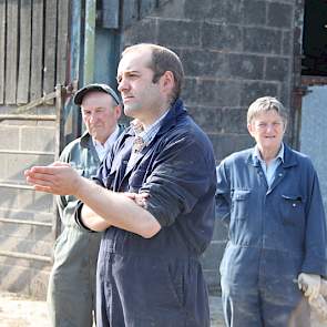 &ldquo;They never stop&rdquo;, vertelt Alistar Dobson ons lachend over zijn ouders. Dat is typisch voor Engeland, melkveehouders blijven, zowel op papier als in de stal, baas tot hun overlijden. Pas daarna krijgt de opvolger wat te zeggen.