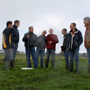 Laarzen zijn geen overbodige luxe tijdens de vijfde en laatste FarmWalk van dit weideseizoen. Een stukje evaluatie en de grote vraag ‘Hoe kun je nu beweiden?’ staan centraal bij de beweidingsstudieclub.