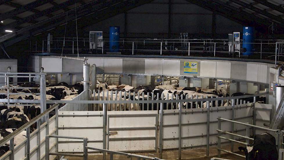 Sinds februari 2018 worden de koeien twee keer per dag gemolken met 12 Merlin M2 melkrobots. Deze staan twee aan twee opgesteld in een halve draaimelkstalopstelling. Hoewel de landbouwcoöperatie met minder personeel toe kan, was dat niet de eerste insteek