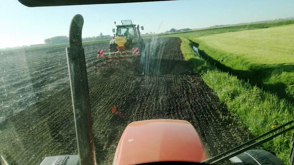 In het Noorden van het land duurt het wat langer voor de grond is opgewarmd. Hier wordt in Wons (Friesland) het zaaibed gemaakt