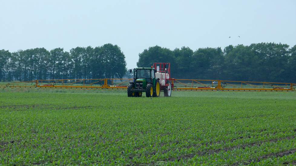 Beheerst rijdt de melkveehouder met de spuit over het perceel. Doordat Jan Henk ook nog werkzaam is voor een akkerbouwer in de polder, weet hij veel over onkruidbestrijding.