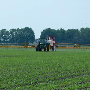 Beheerst rijdt de melkveehouder met de spuit over het perceel. Doordat Jan Henk ook nog werkzaam is voor een akkerbouwer in de polder, weet hij veel over onkruidbestrijding.