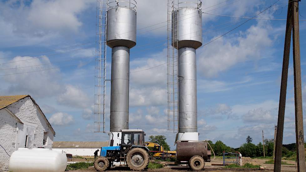 Overal zie je watertorens; door de hoge toren ontstaat een waterkolom. De toren voorziet de omgeving van drinkwater. In de akkerbouw is water de beperkende factor. Een bui kan het verschil zijn tussen een goed of slecht jaar. „In 2017 leverde een hectare