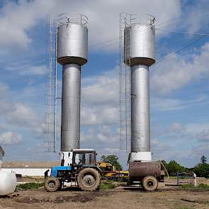 Overal zie je watertorens; door de hoge toren ontstaat een waterkolom. De toren voorziet de omgeving van drinkwater. In de akkerbouw is water de beperkende factor. Een bui kan het verschil zijn tussen een goed of slecht jaar. „In 2017 leverde een hectare