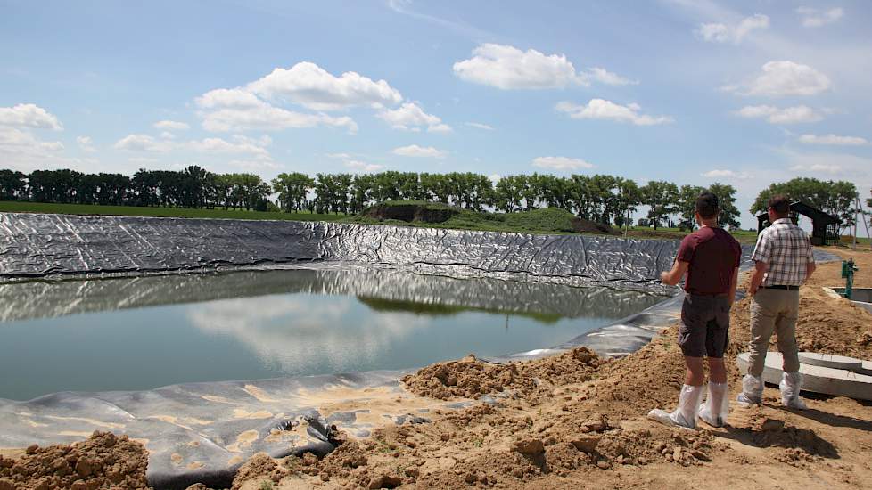 Naast de stal ligt een nieuw mestbassin van 40.000 kuub. Er zijn geen bemestingsregels in Oekraïne. De grond is zeer vruchtbaar: „Als je je vinger in de grond steekt, moet je opletten dat die niet aangroeit”, zegt Teun Smits.