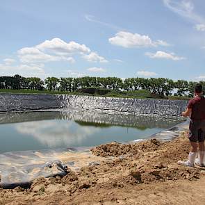 Naast de stal ligt een nieuw mestbassin van 40.000 kuub. Er zijn geen bemestingsregels in Oekraïne. De grond is zeer vruchtbaar: „Als je je vinger in de grond steekt, moet je opletten dat die niet aangroeit”, zegt Teun Smits.