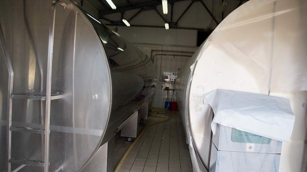 Een nieuwe tank van 25.000 liter is de dag voor het bezoek afgeleverd en geplaatst in het tanklokaal naast de tank van 20.000 liter. Rozvolozhzhya levert de melk af aan Danone die de melk dagelijks ophaalt om die naar de melkfabriek 500 kilometer verder t