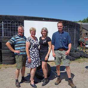 Jan, Ans Johan en Julia de Ruijter heetten bezoekers welkom op hun melkveebedrijf. Op de foto ontbreekt het vijfde gezinslid Sophia. De familie houdt zo'n 100 melkkoeien, die gemiddeld 9.000 kg melk produceren met 4,65 procent vet en 3,70 procent eiwit.