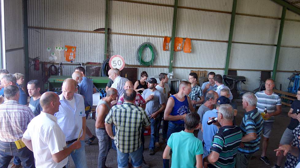 Na afloop van het leerzame evenement kon iedereen onder het genot van een koud drankje napraten, waarna de bezoekers met een tas vol informatie huiswaarts keerden.