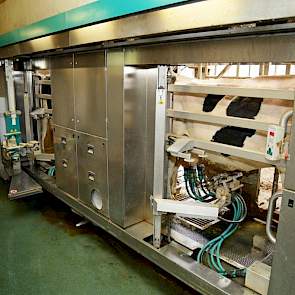 Bij de keuze voor het 3-box MIone-melksysteem van GEA was het kostenplaatje doorslaggevend. Dit systeem is goedkoper dan drie losse melkrobots. De capaciteit ligt dan wel wat lager. „We hebben de stal gebouwd op 165 koeien en dat kan prima met dit systeem