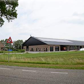 Het erf van Jan en Janneke Kempe heeft veel uitstraling. Het stel koos ervoor om de voorgevel van de nieuwe stal in dezelfde steen op te trekken als het in klassieke stijl vormgegeven woonhuis. Ook de zwarte gevelplaten vormen, wat kleur betreft, één gehe