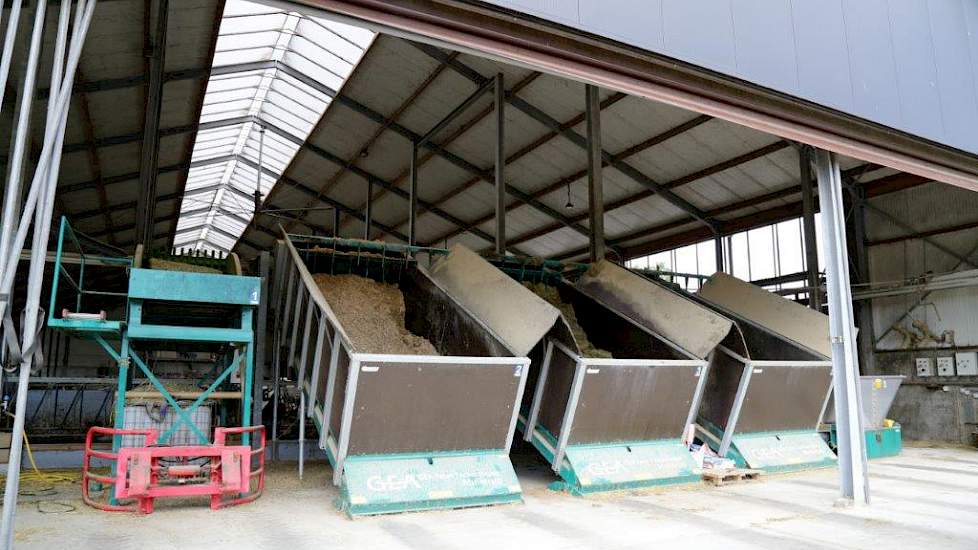 De voerbunkers aan de achterkant van de stal. Een machineloods is op het bedrijf niet te vinden. Ze besteden praktisch alle landwerkzaamheden uit. De enige machines die ze hebben, een trekker van 90 pk, een kleine verreiker met kuilhapper om de voerbunker