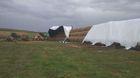 Plastic over de strobalen voor de regen komt